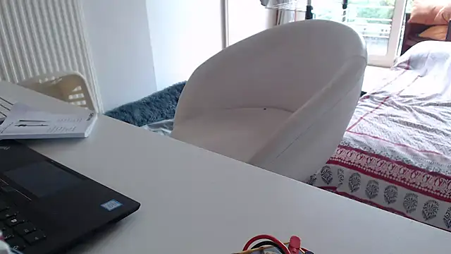 Snapshot of knodli chatting on 10-23-25, 09:30 knodli online show from 10-23-25, 09:30