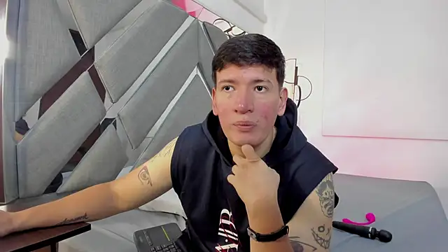 ZoeandEthan online show from 10-11-25, 06:42