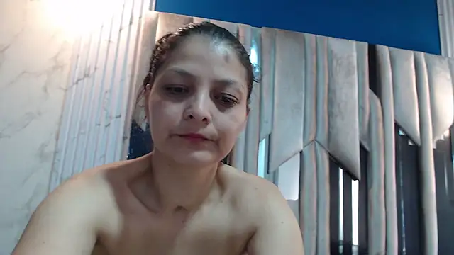 Snapshot of KiraaWild chatting on 10-26-25, 02:17 KiraaWild online show from 10-26-25, 02:17