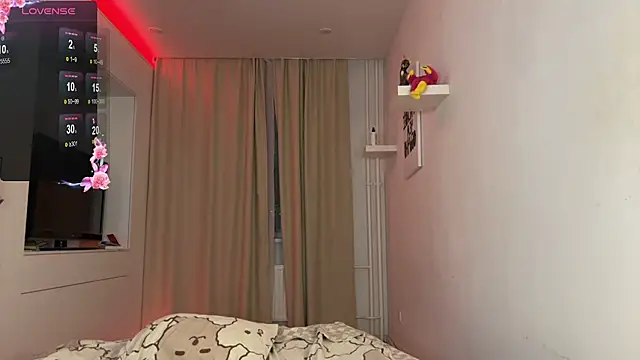 june mooon online show from 12-14-25, 07:30