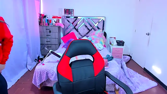 Luna Analya online show from 12-15-25, 12:55