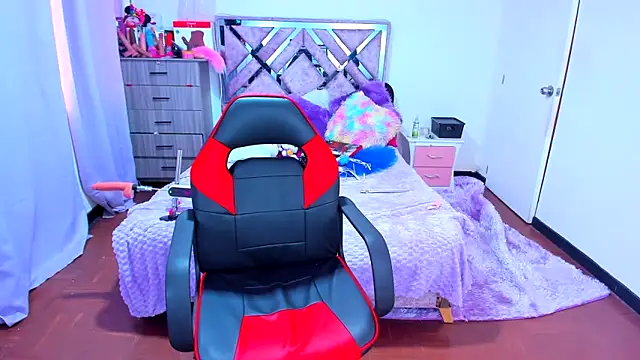 Luna Analya online show from 12-19-25, 12:18