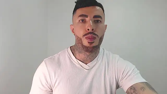 Snapshot of andrea_de_lucaa chatting on 05-04-26, 04:49 andrea de lucaa online show from 05-04-26, 04:49
