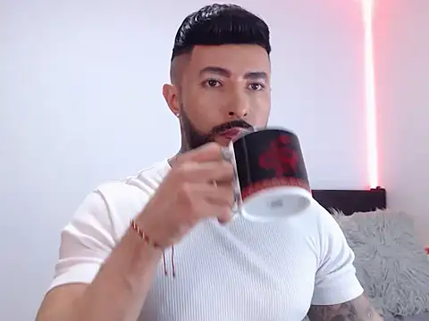 andrea de lucaa online show from 10-22-25, 04:01