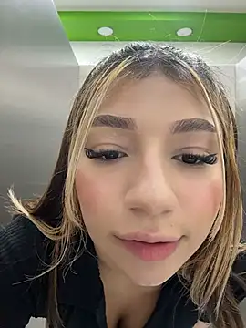 Snapshot of Isabella18_pink chatting on 07-16-26, 04:04 Isabella18 pink online show from 07-16-26, 04:04