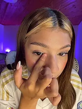 Snapshot of Isabella18_pink chatting on 06-19-26, 05:52 Isabella18 pink online show from 06-19-26, 05:52