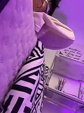 Snapshot of AriaBlush_18 chatting on 09-29-25, 11:32 AriaBlush 18 online show from 09-29-25, 11:32