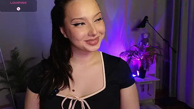 Snapshot of Lucy_louras chatting on 10-15-25, 12:02 Lucy louras online show from 10-15-25, 12:02