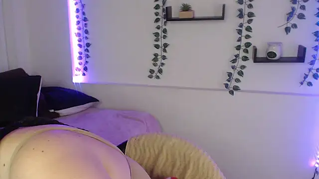 Snapshot of poison_doll2 chatting on 10-18-25, 02:41 poison doll2 online show from 10-18-25, 02:41