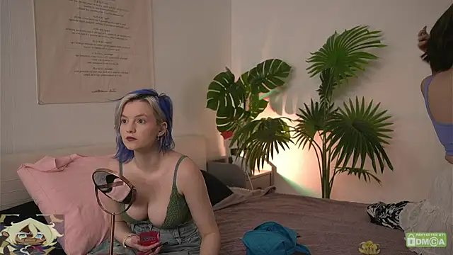 Snapshot of bluebeell chatting on 06-27-26, 01:28 bluebeell online show from 06-27-26, 01:28