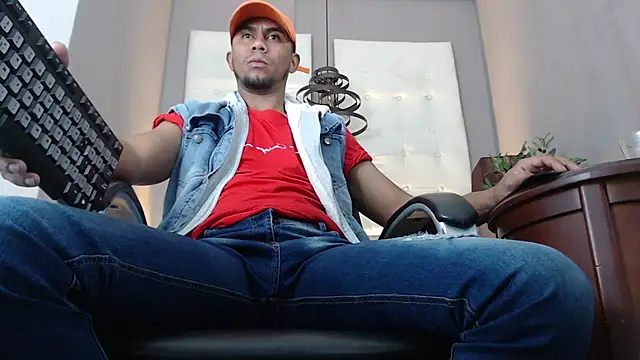 Snapshot of Sander_ath chatting on 10-01-25, 01:26 Sander ath online show from 10-01-25, 01:26