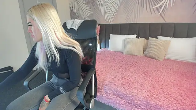 Kira Key online show from 09-30-25, 01:44