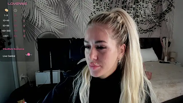 Snapshot of Kira_Key chatting on 02-15-26, 01:39 Kira Key online show from 02-15-26, 01:39