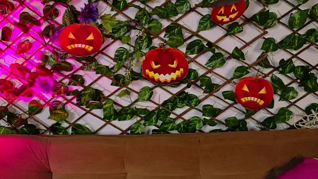 kloe bella online show from 10-14-25, 01:23