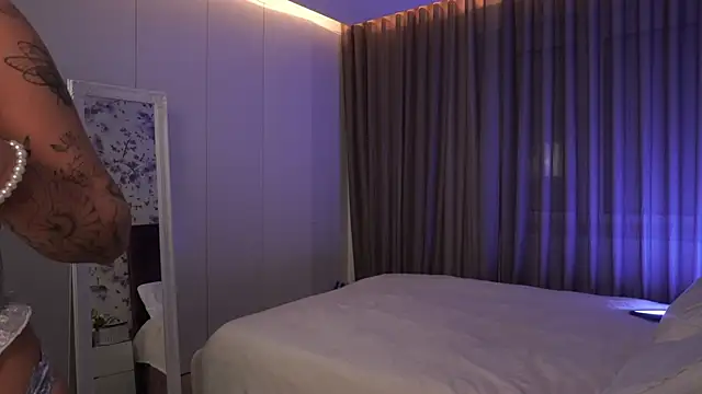 EsterCuute online show from 10-18-25, 05:37