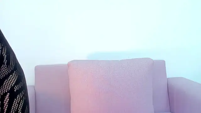 Snapshot of scarletross_ chatting on 09-23-25, 02:13 scarletross  online show from 09-23-25, 02:13