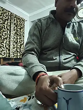 vardh033 online show from 11-17-25, 04:33