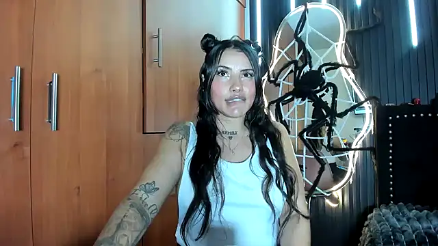 scarletr red online show from 10-30-25, 10:28