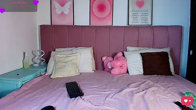 Naiaa Cruz online show from 03-17-26, 07:28