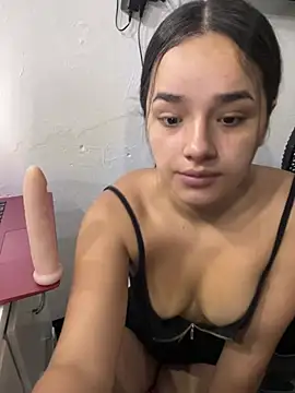 Snapshot of Luciaparker03 chatting on 02-25-26, 03:34 Luciaparker03 online show from 02-25-26, 03:34