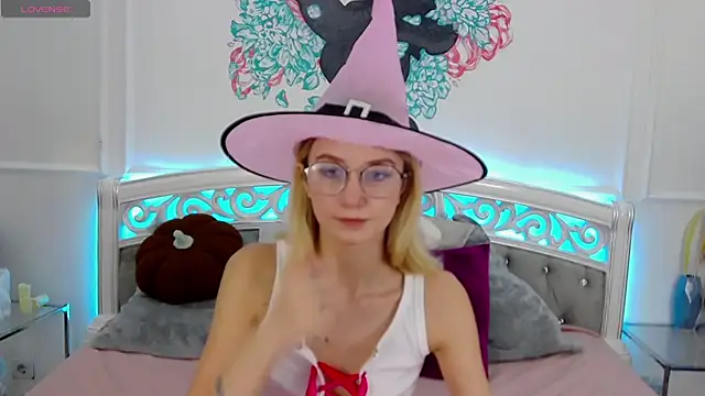 MaeLili online show from 10-15-25, 06:00