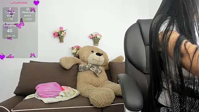 Zahra milks online show from 10-21-25, 01:43