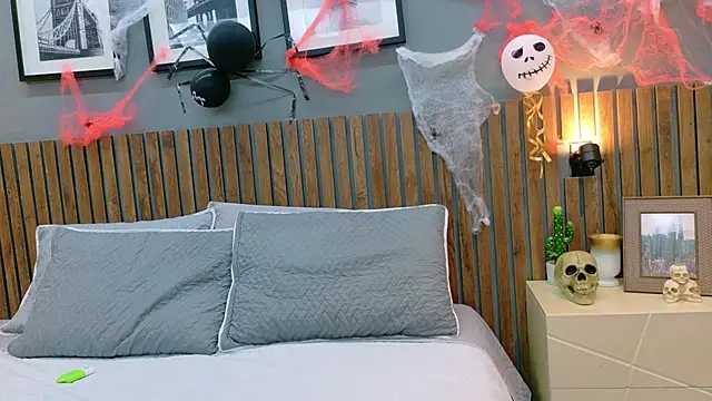 luna roja25 online show from 10-28-25, 02:27