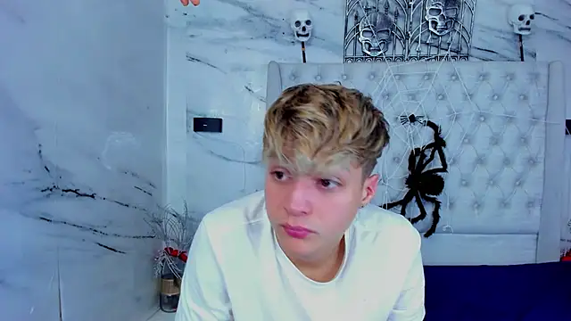 Ari and Storm online show from 11-01-25, 06:24