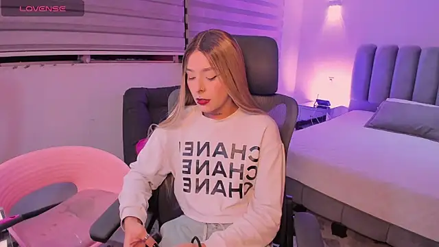 SkyThompson online show from 10-25-25, 04:33