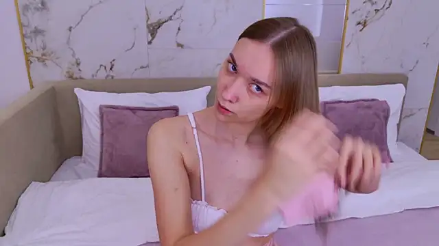 AmadaReine online show from 09-30-25, 04:13