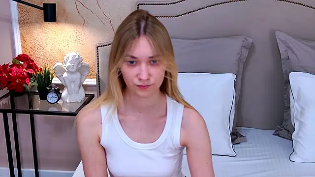 Snapshot of AmadaReine chatting on 07-18-26, 04:04 AmadaReine online show from 07-18-26, 04:04
