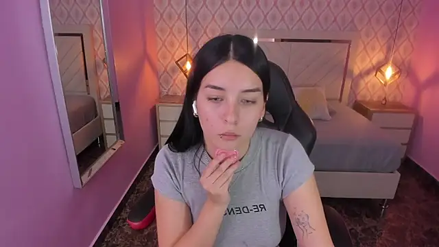 CHRISTY TEIGEN4 online show from 10-18-25, 07:27