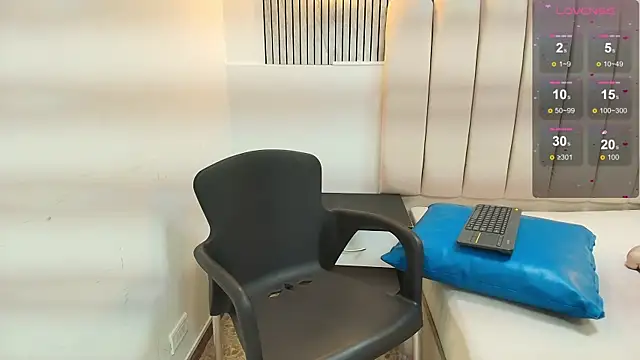 Snapshot of agatha_fit chatting on 12-17-25, 01:05 agatha fit online show from 12-17-25, 01:05