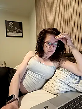 Snapshot of JezebelDutch chatting on 04-14-26, 10:42 JezebelDutch online show from 04-14-26, 10:42