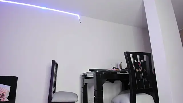 Snapshot of Cloekatz_ chatting on 12-23-25, 01:05 Cloekatz online show from 12-23-25, 01:05