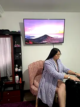 Snapshot of Zui_Rouse chatting on 10-21-25, 10:58 Zui Rouse online show from 10-21-25, 10:58