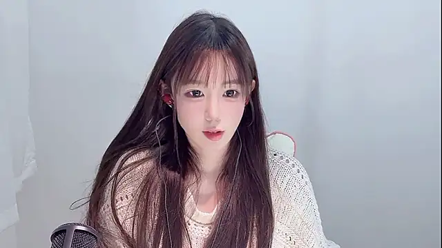 Snapshot of Xiao-runbao chatting on 10-23-25, 02:05 Xiao-runbao online show from 10-23-25, 02:05