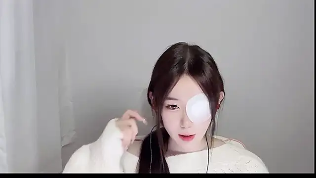 Snapshot of Xiao-runbao chatting on 10-15-25, 01:41 Xiao-runbao online show from 10-15-25, 01:41