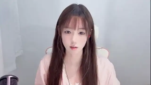 Snapshot of Xiao-runbao chatting on 10-21-25, 01:21 Xiao-runbao online show from 10-21-25, 01:21