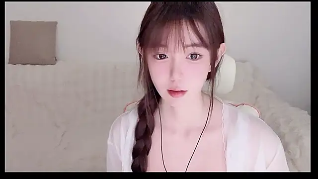 Xiao-runbao online show from 12-17-25, 01:05