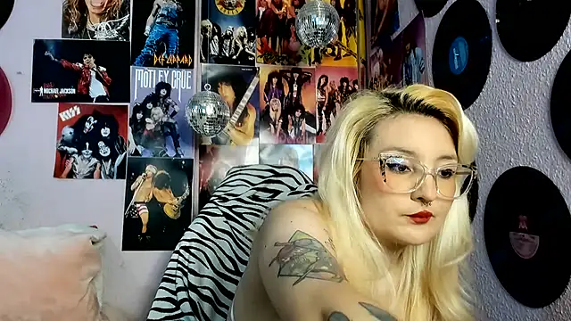 Avril Maria online show from 07-08-26, 05:35