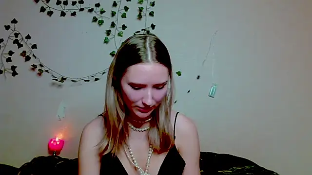  kikiclark   online show from 11-16-25, 08:24