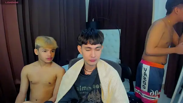 Snapshot of xxxhugecocktwinkxxx chatting on 10-24-25, 05:45 xxxhugecocktwinkxxx online show from 10-24-25, 05:45