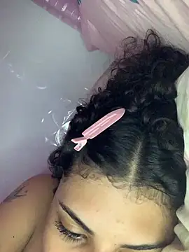 Snapshot of luluzinhax chatting on 02-20-26, 05:26 luluzinhax online show from 02-20-26, 05:26