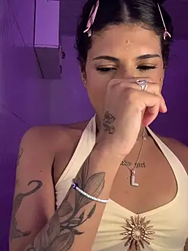 Snapshot of luluzinhax chatting on 02-18-26, 11:45 luluzinhax online show from 02-18-26, 11:45