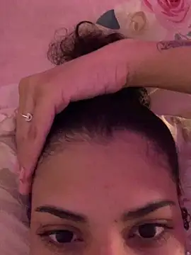 Snapshot of luluzinhax chatting on 02-18-26, 04:54 luluzinhax online show from 02-18-26, 04:54