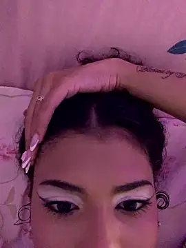 Snapshot of luluzinhax chatting on 01-18-26, 04:05 luluzinhax online show from 01-18-26, 04:05