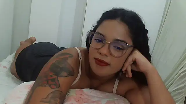 Snapshot of SecretBrunette chatting on 05-16-26, 06:51 SecretBrunette online show from 05-16-26, 06:51