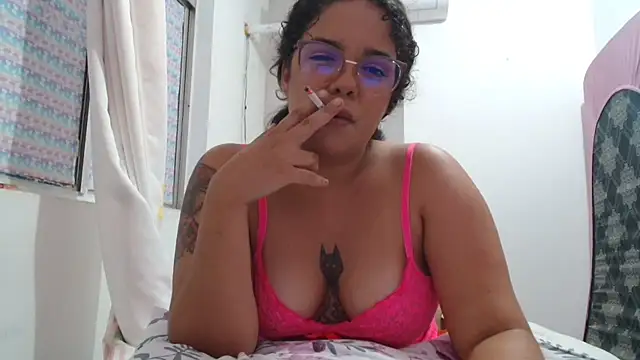 Snapshot of SecretBrunette chatting on 10-22-25, 06:35 SecretBrunette online show from 10-22-25, 06:35