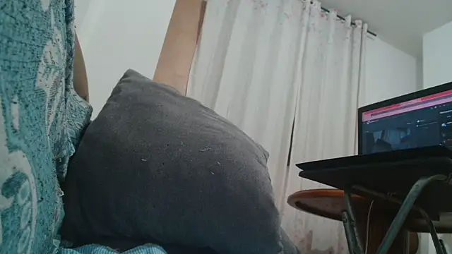 Snapshot of SecretBrunette chatting on 12-01-25, 02:01 SecretBrunette online show from 12-01-25, 02:01